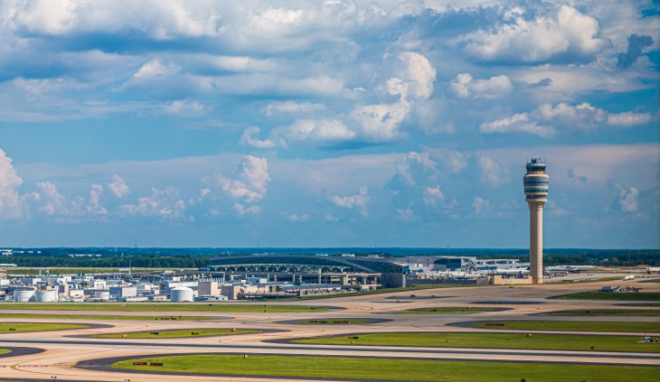 Wieża kontrolna lotniska w Atlancie. Fot. dbvirago/Adobe Stock